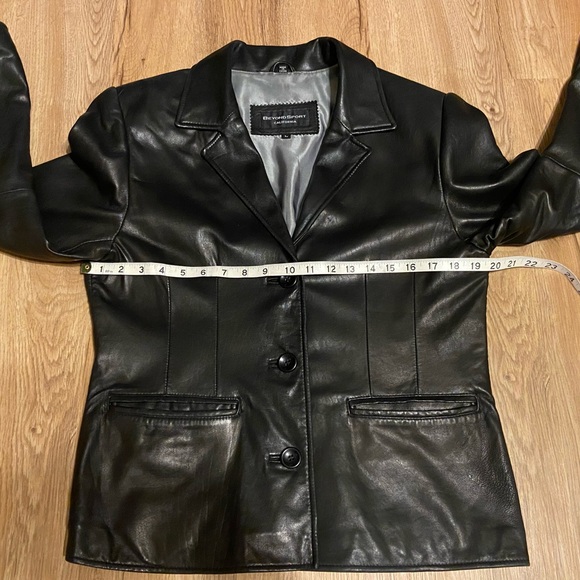 Vintage Y2K Genuine Butter-soft Leather Blazer. Pit to pit = 19.5 in. 2 pockets. - Picture 4 of 16